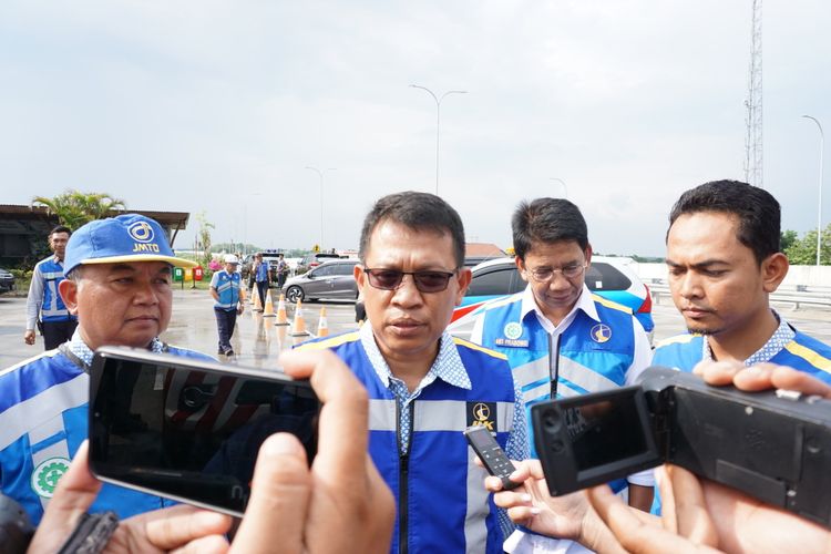 Direktur Utama PT Jasa Marga Ngawi Kertosono Kediri, AJ Dwi Winarsa memberikan penjelasan langkah yang dilakukan untuk mengantisipasi banjir yang pernah melanda ruas tol Madiun-Surabaya