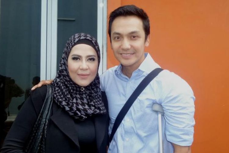 Gunawan dan istri usai menjadi bintang tamu program bincang-bincang di TransTV, Mampang, Jakarta Selatan, Kamis (2/2/2017).