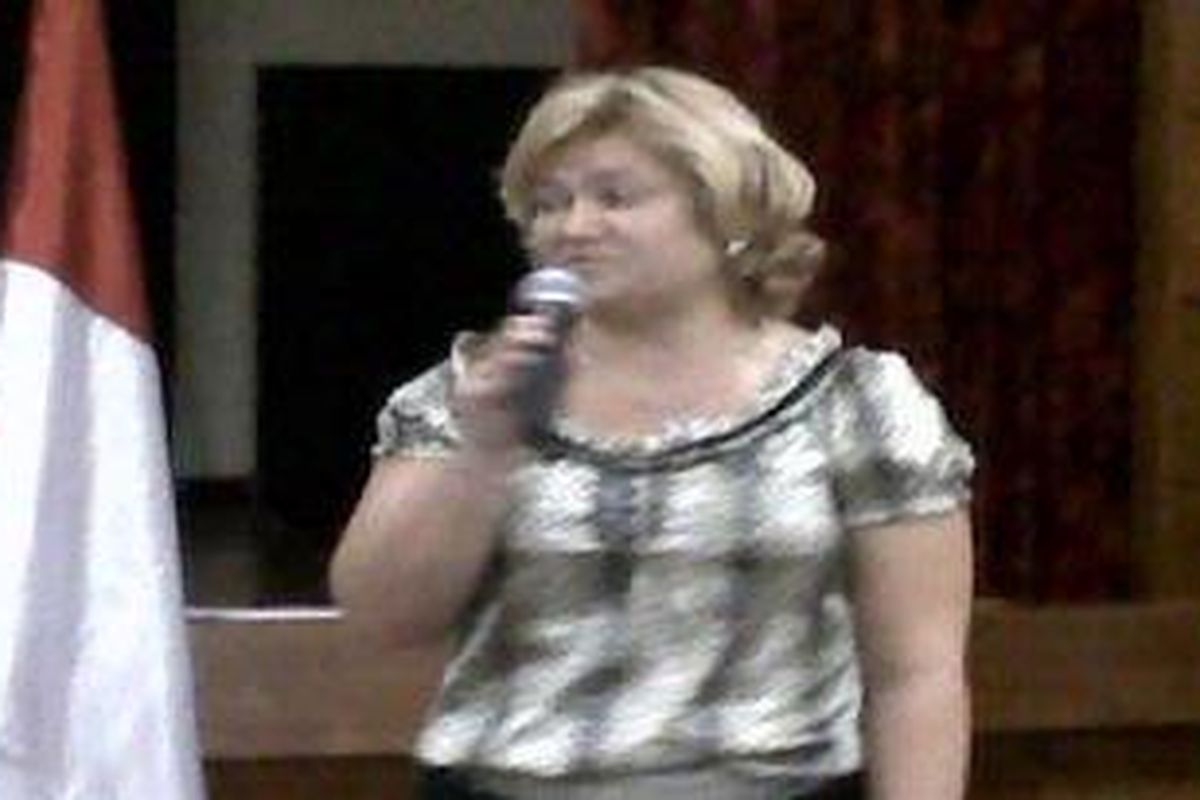 Penulis Buku Pajaran Bahasa Rusia Modern, Veronika Novoseltseva ketika memberikan sambutan dalam launching buku tersebut, Jumat (23/9/2011), di Pusat Kebudayaan Rusia, Menteng, Jakarta Pusat.