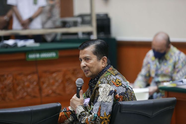 Saksi ahli BNN Komjen Pol (Purn) Ahwil Loetan memberikan kesaksian pada sidang terdakwa kasus peredaran narkotika jenis sabu Irjen Teddy Minahasa di Pengadilan Negeri Jakarta Barat, Senin (6/3/2023). Jaksa penuntut umum (JPU) menghadirkan dua ahli dalam sidang kali ini.