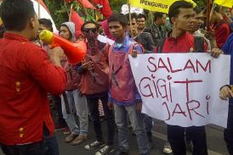 Aksi mahasiswa Surabaya tolak kenaikan harga BBM.