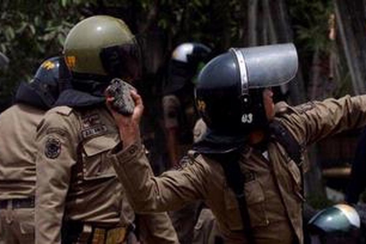 Kinerja Satpol PP kini dalam sorotan publik pasca Insiden Berdarah di depan makam Mbah Priuk, Koja, Jakarta Utara, Rabu (14/4/2010)