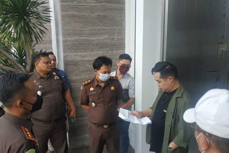 Terdakwa kasus kekerasan seksual Sekolah SPI dijemput paksa tim jaksa di rumahnya di Surabaya, Senin (11/7/2022).