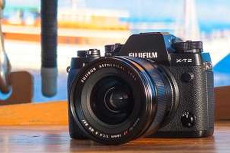 Tampak depan Fujifilm X-T2, dengan lensa wide angle Fujinon XF 16mm F1.4 R WR.