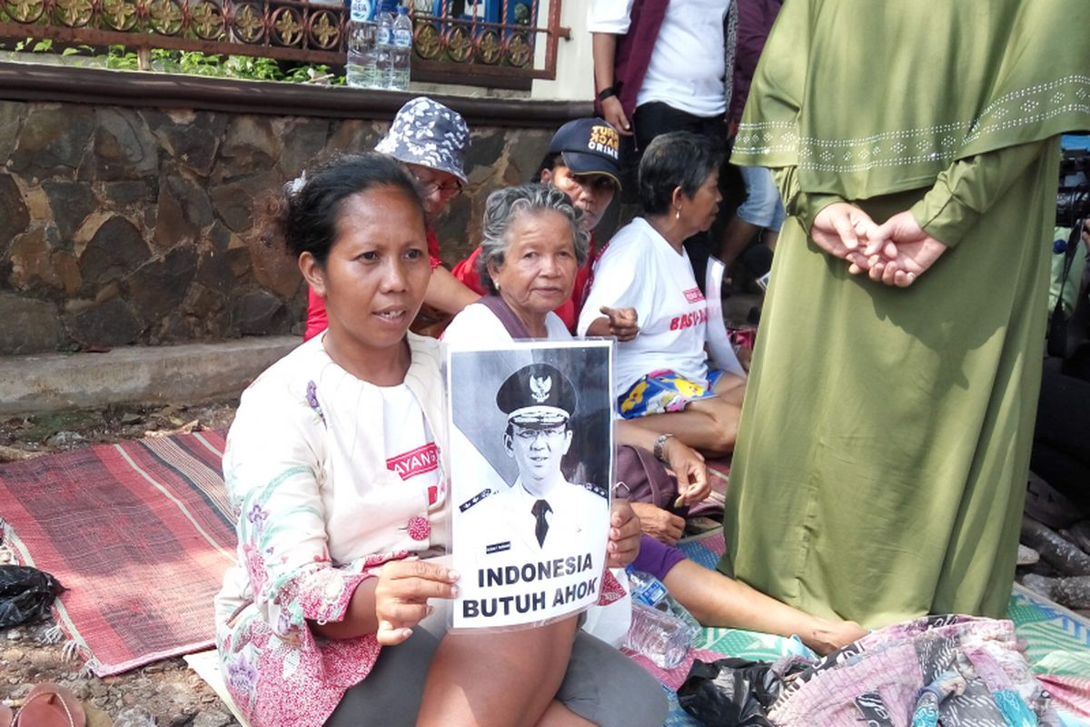 Rismauli Tambunan, pendukung Ahok yang masih bertahan di Mako Brimob, Kelapa Dua, Depok, Jumat (12/5/2017).