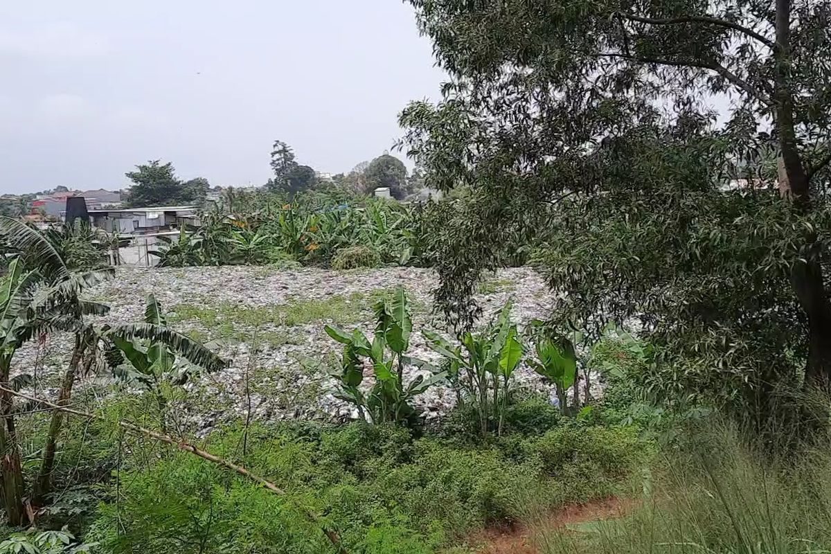 Lautan sampah di samping pintu Tol Jorr Kota Bekasi Barat, Kota Bekasi, Sabtu (23/1/2021)