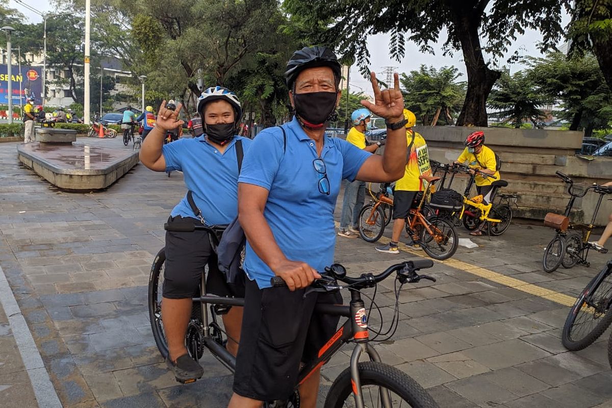 Pesepeda kenalkan anak pada dunia sepeda di Hari Sepeda Dunia, Kamis (3/6/2021). 