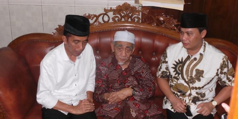 Bakal calon presiden dari PDI Perjuangan, Joko Widodo (kiri), dan Wakil Sekjen PDI Perjuangan Ahmad Basarah (kanan) menemui Ketua Majelis Syariah PPP Maimun Zubair di Pondok Pesantren Al Anwar, Rembang, Jawa Tengah, Minggu (4/5/2014).