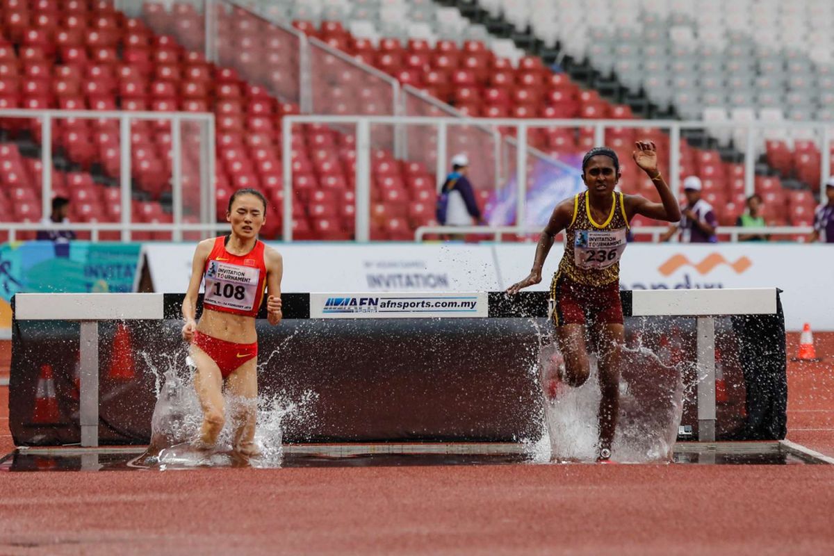 Pelari putri Sri Lanka Uda K.N Rathnayaka Mudiyanselage (kanan) dan Xu Shuangshuang asal China melintasi rintangan pada nomor lari halang rintang 3000m putri 18th Asian Games Invitation Tournament di Stadion Utama Gelora Bung Karno Senayan, Jakarta, Rabu (14/2/2018). Uda K.N Rathnayaka Mudiyanselage pelari asal Sri Lanka berhasil meraih medali emas.