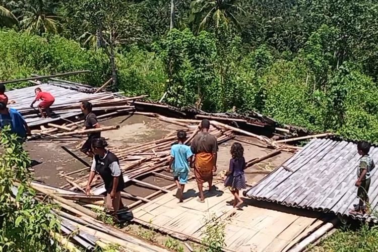 Foto : Bangunan  sekolah dasar inpres (SDI) SDI Kaki Blora Bupur, Desa persiapan Bura Bekor, Kecamatan Bola, Kabupaten Sikka, Nusa Tenggara Timur (NTT), ambruk akibat diterjang hujan dan angin pada 2 hari lalu.
