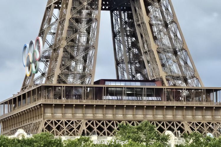 Rangka menara Eiffel masih terlohat jelas ketika dijepret dengan zoom 30x Samsung Z Flip 6. 