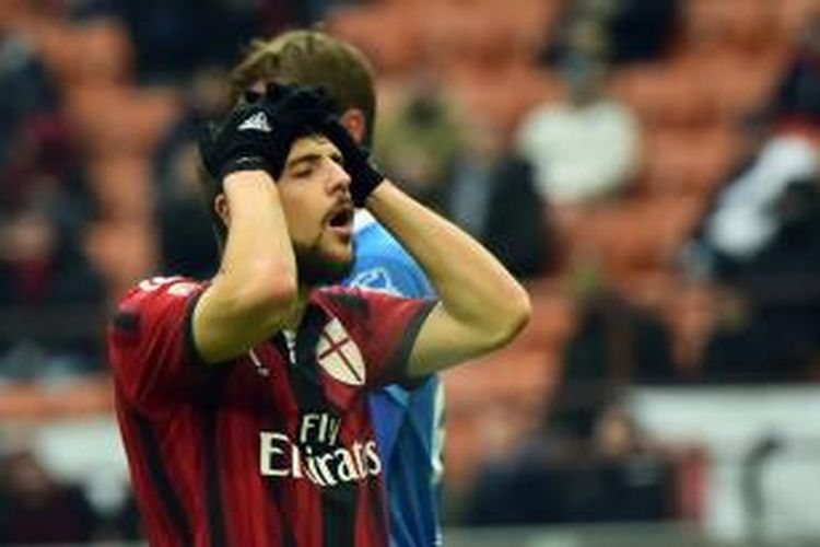 Reaksi striker AC Milan, Mattia Destro, setelah gagal memanfaatkan peluang untuk mencetak gol ke gawang Empoli pada laga lanjutan Serie-A di San Siro, Minggu (15/2/2015). Pertandingan itu berakhir 1-1.