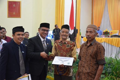 Kisah Sartam, Petani yang Berbagi Ladang dengan Kawanan Monyet