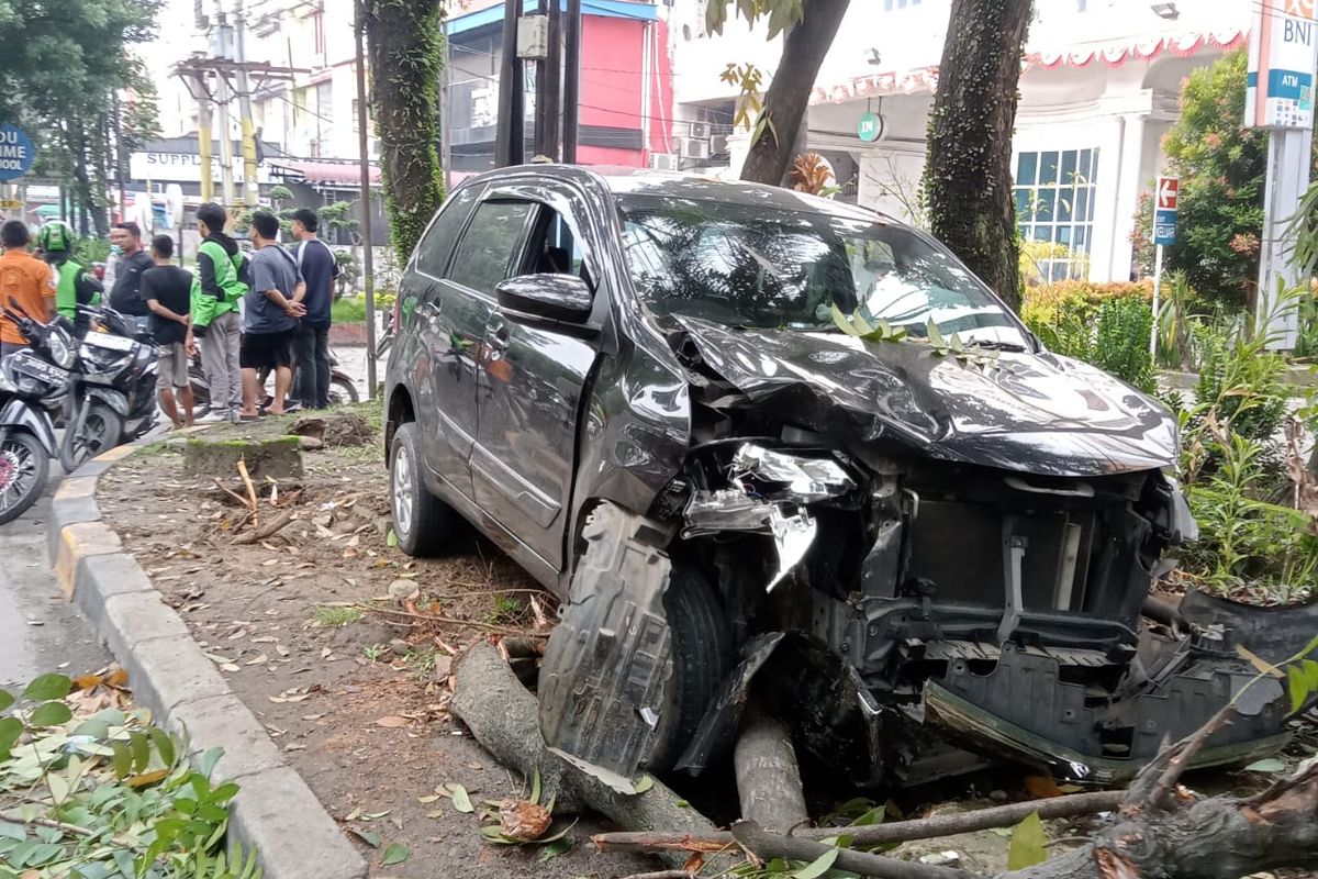 Kecelakaan maut terjadi di Jalan Ringroad, Kecamatan Sunggal, Kota Medan pada Kamis (4/12/2025). Mobil Avanza hitam menabrak pejalan kaki yang sedang mendorong sepeda motor karena kehabisan bensin. 