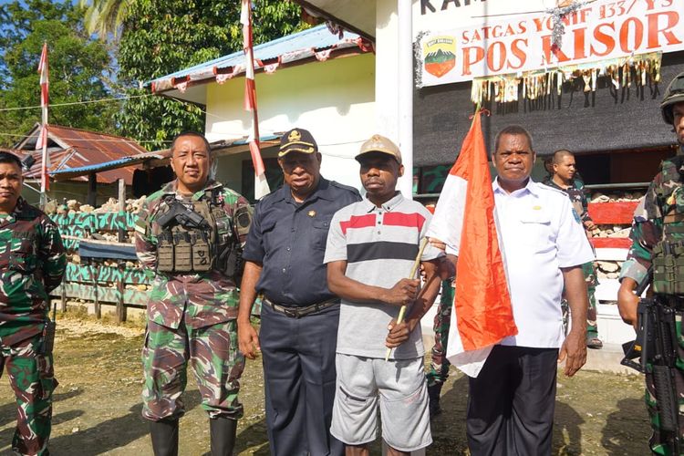 Satu anggota OPM, Setam Same (memegang bendera), terduga pelaku penyerangan Pos Ramil Kisor di Maybrat tahun 2021 menyerahkan diri. Ia memilih kembali ke pangkuan Negara Kesatuan Republik Indonesia (NKRI).