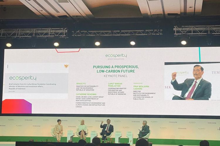 Menteri Koordinator Maritim dan Investasi Luhut Binsar Pandjaitan Luhut berbicara dalam diskusi panel Ecosperity yang diselenggarakan Temasek Foundation di Singapura, Selasa (6/6/2023). Luhut tampil dalam diskusi panel bersama Menteri Keberlanjutan dan Lingkungan Singapura Grace Fu dan Menteri Lingkungan dan Perubahan Iklim Kanada Chaterine McKenna.
