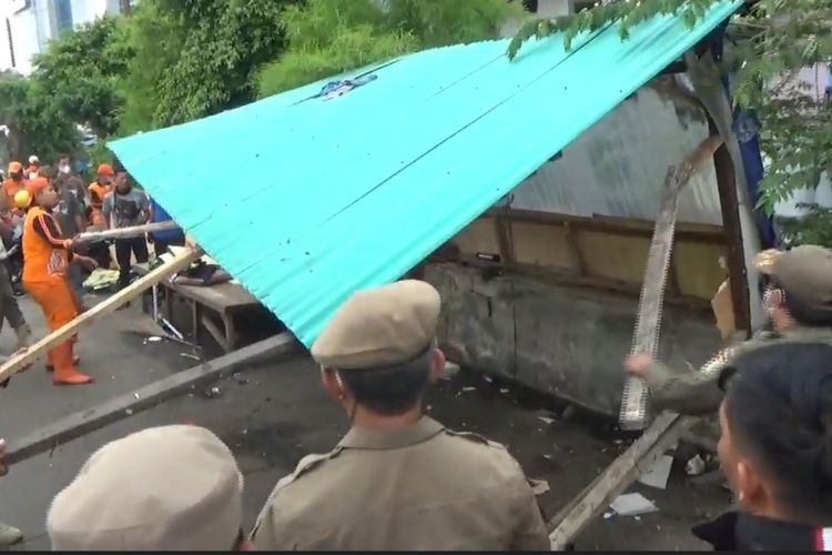 Sejumlah bangunan liar di Jalan Inspeksi Banjir Kanal Barat, Jembatan Besi, Tambora, Jakarta Barat, dibongkar petugas Satuan Polisi Pamong Prama, pada Kamis (6/10/2022). 