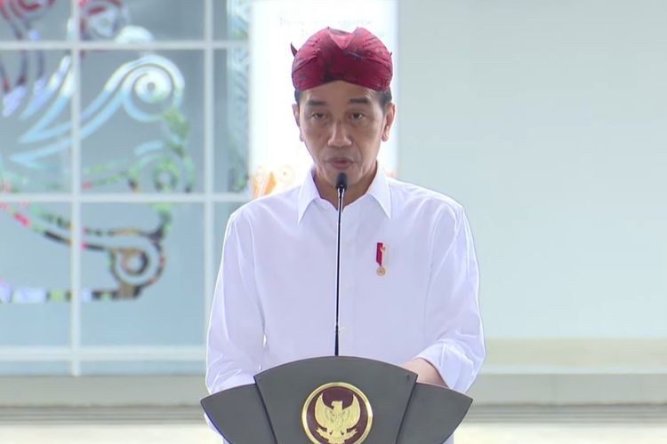 Presiden Joko Widodo saat memberikan sambutan di acara peresmian Bandara Trunojoyo Sumenep, Rabu (20/4/2022). 