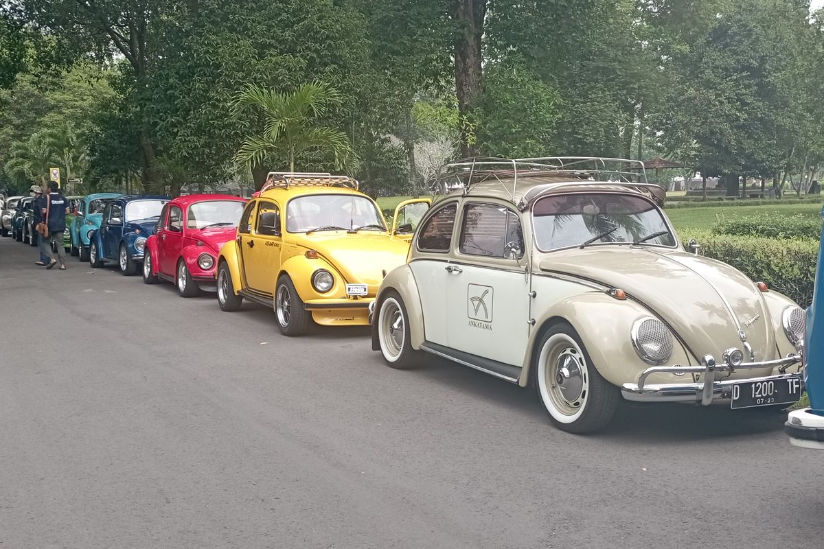 VW parkir di samping jalan Prambanan