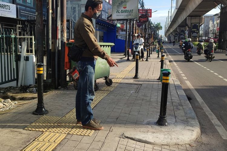 Kondisi trotoar di Jalan RS Fatmawati, Cipete Selatan, Cilandak, Jakarta Selatan, Rabu (26/1/2022).  Sebelumnya trotoar itu sempat dibongkar oleh pemilii ruko untuk akses keluar masuk kendaraan. Pembongkaran dilakukan tanpa izin atau ilegal.