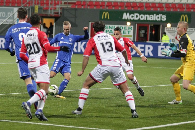 Almere City FC (biru) bermain imbang 2-2 melawan tuan rumah FC Emmen pada pertandingan Eerste Divisie, Jumat (17/11/2017).