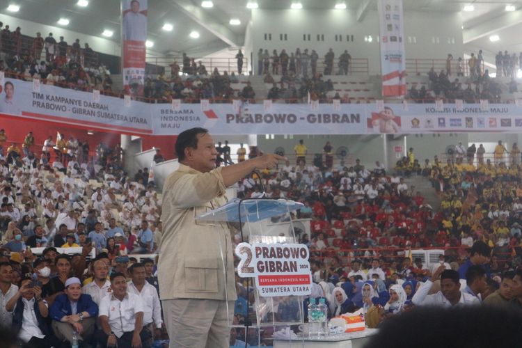 Prabowo Subianto saat memyampaikan sambutan kepada ribuan pendukungnya di Gedung Serbaguna, Deli Serdang, Sabtu (13/1/2024)