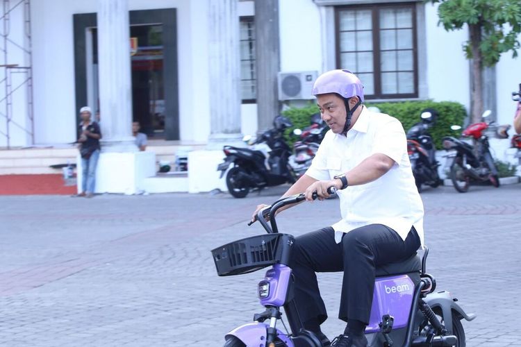 Wali Kota Semarang Hendrar Prihadi saat mencoba sepeda listrik di Balaikota Semarang