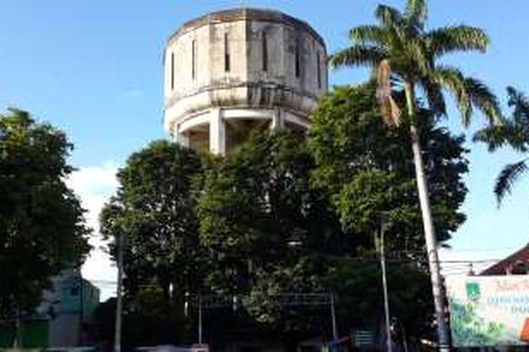 Menara Air bekas peninggalan pemerintah Hindia-Belanda yang ada di Kota Pasuruan, Senin (11/4/2016). Menara air itu dibiarkan terbengkalai