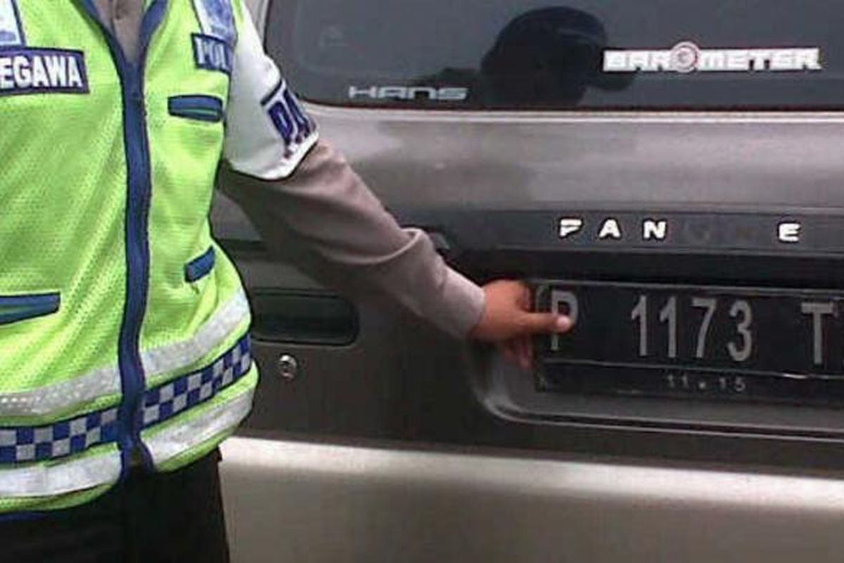 Inilah mobil dinas milik Pemkab Jember, Jawa Timur, yang pelat nomernya diganti dengan pelat berwarna hitam. Mobil dinas ini akhirnya ditilang petugas dari Satlantas Polres Jember, Jumat (15/11/13)