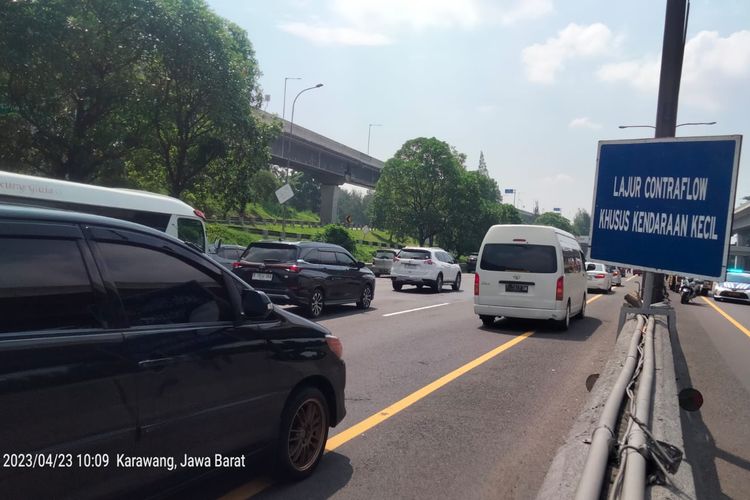 Buka tutup contraflow secara situasional di Tol Jakarta-Cikampek. 