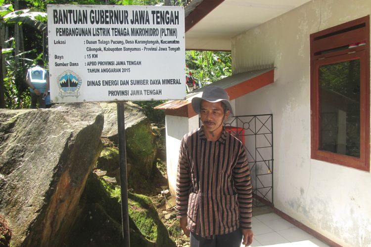 Narto berpose di depan pembangkit listrik tenaga mikro hidro (PLTMH) di Desa Karangtengah, Kecamatan Cilongok, Kabupaten Banyumas, Rabu (29/6/2022). 