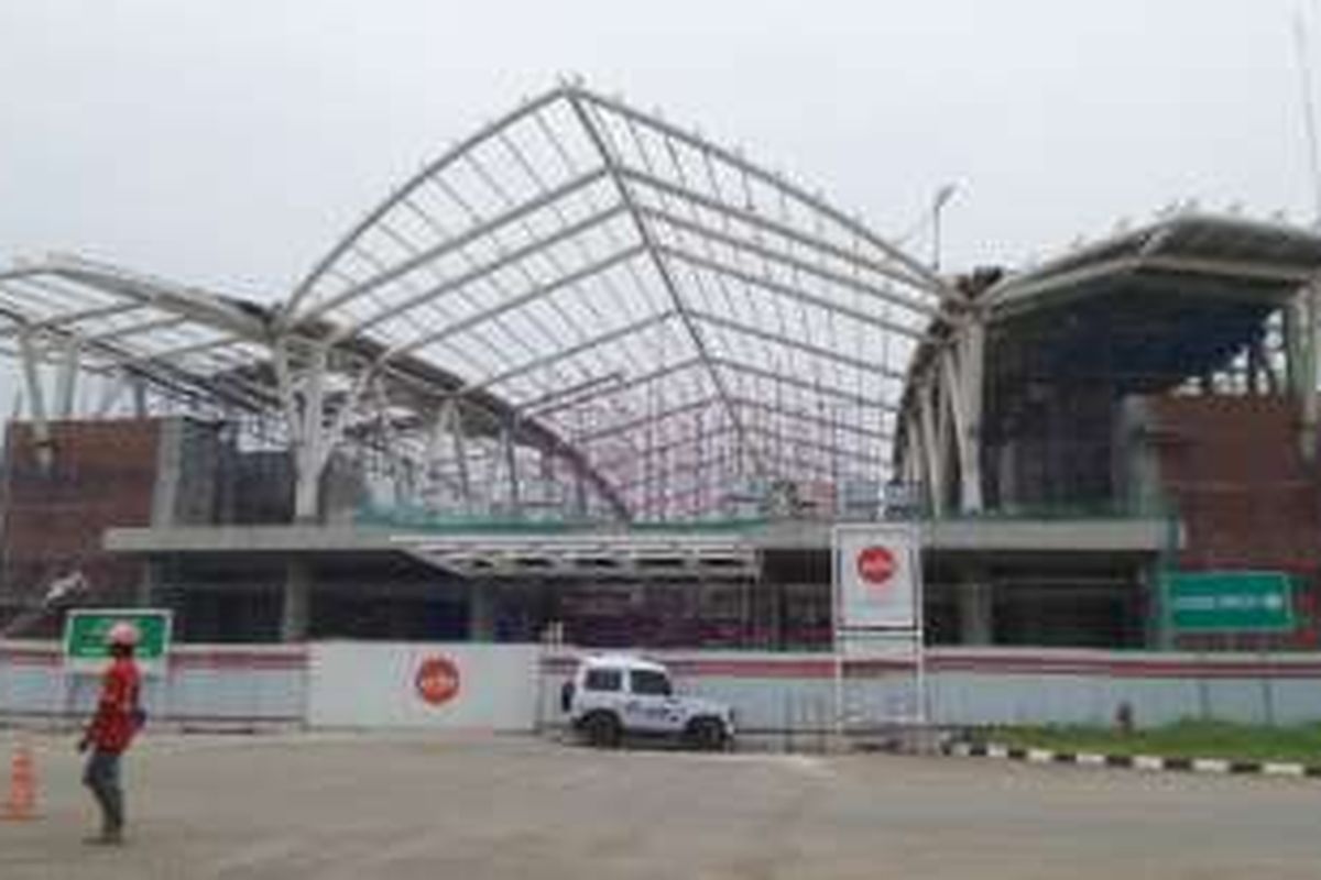 Penampakan proyek pembangunan Integrated Building di area Bandara Soekarno-Hatta, Tangerang, Selasa (22/11/2016). Di dalam Integrated Building ini, akan ada stasiun kereta Bandara Soekarno-Hatta yang ditargetkan beroperasi pada pertengahan tahun 2017 mendatang.