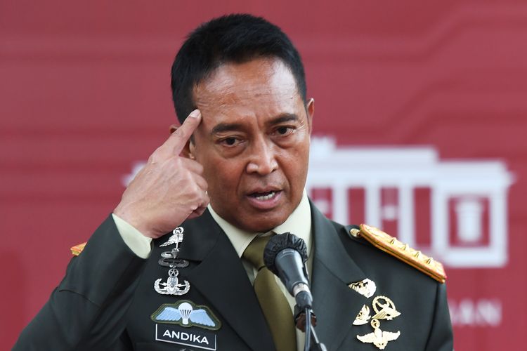 Panglima TNI Jenderal TNI Andika Perkasa memberikan keterangan kepada wartawan usai dilantik menjadi Panglima TNI di area Istana Kepresidenan, Jakarta, Rabu (17/11/2021). Presiden Joko Widodo melantik Jenderal TNI Andika Perkasa menjadi Panglima TNI menggantikan Marsekal TNI Hadi Tjahjanto yang akan memasuki masa pensiun. ANTARA FOTO/Hafidz Mubarak A/rwa.