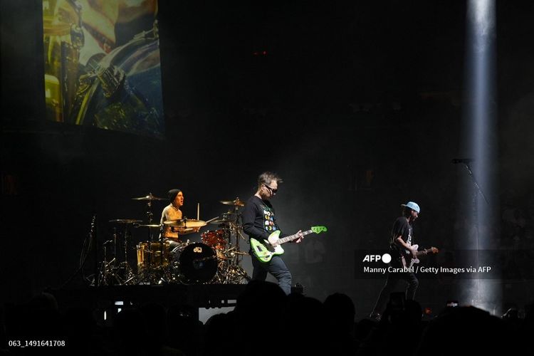 Band Blink 182 (dari kiri) Travis Barker, Mark Hoppus, dan Tom DeLonge tampil di Madison Square Garden, New York City, pada 19 Mei 2023. 