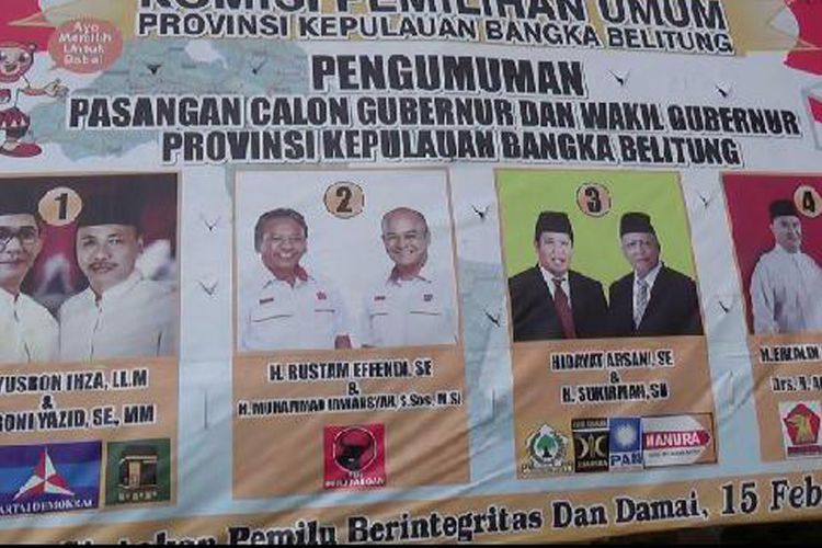 Baliho berisi gambar empat pasangan calon yang terpasang di halaman kantor KPU Kepulauan Bangka Belitung.