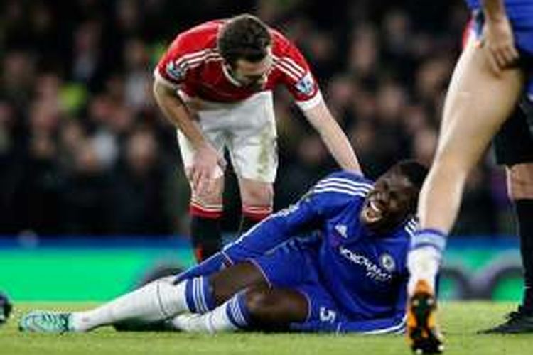 Bek Chelsea, Kurt Zouma, mengalami cedera saat melawan Manchester United, Minggu (7/2/2016). 