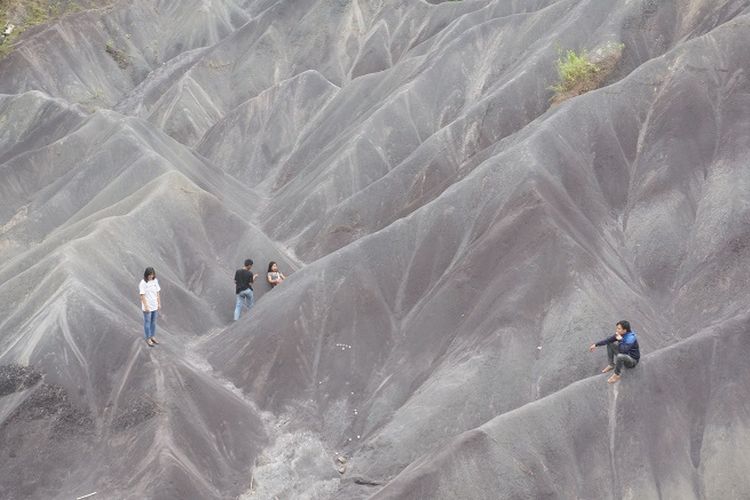 Pengunjung yang sedang melakukan swafoto di gumuk pasir Sumalu.