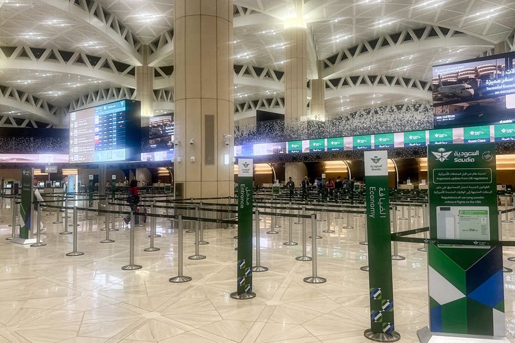Terminal kosong melompong di Bandara Internasional King Khalid, Riyadh, Arab Saudi, setelah serangan Iran menyasar semua negara Teluk pada Minggu (1/3/2026). Iran menargetkan pangkalan-pangkalan militer Amerika Serikat di Timur Tengah untuk membalas serangan gabungan AS-Israel yang menewaskan Pemimpin Tertinggi Ayatollah Ali Khamenei.