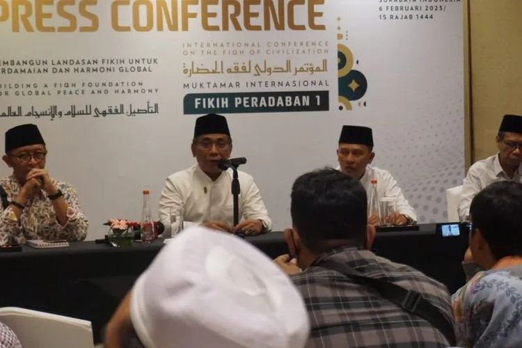Ketua Umum PBNU K.H. Yahya Cholil Staquf saat konferensi pers menjelang Muktamar Internasional Fiqih Peradaban di Kota Surabaya, Minggu (5/2/2023). (ANTARA/HO-PBNU)