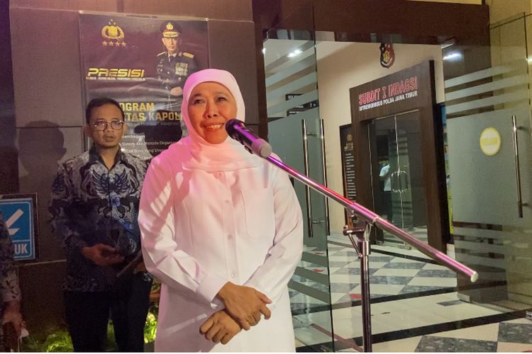 Gubernur Jatim Khofifah Indar Parawansa usai menjalani pemeriksaan saksi oleh KPK di Polda Jatim, Kamis (10/7/2025)