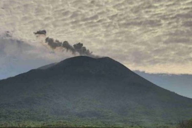 Foto: Gunung api Ile Lewotolok, Kabupaten Lembata, NTT, kembali meletus, Selasa (28/6/2022).