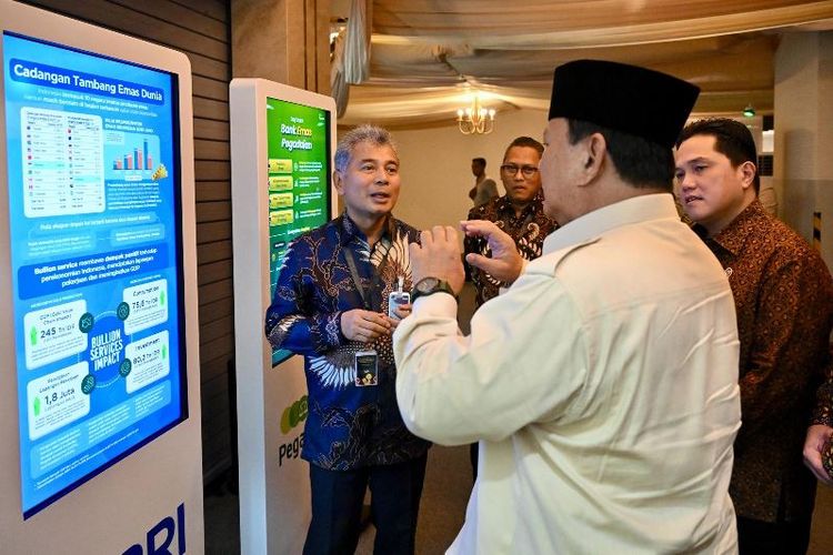 Presiden RI Prabowo Subianto bersama Menteri BUMN Erick Thohir dan Direktur Utama (Dirut) PT Bank Rakyat Indonesia (BRI Sunarso saat berdiskusi saat peluncuran layanan Bank Emas Pegadaian di Jakarta, Rabu (26/2/2025).