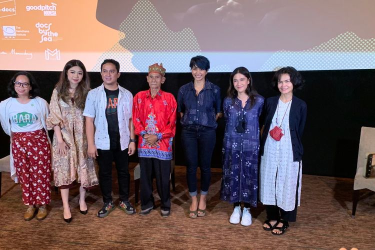 Produser Gita Fara dan Ratu Tiara, sutradara Arfan Sabran, Iber Djamal (pemain), Farwiza Ahmad (aktivis lingkungan), Dian Sastro, dan Chitra Subijakto (perancang busana) saat konferensi pers di XXI Plaza Indonesia, Senin (29/11/2021)