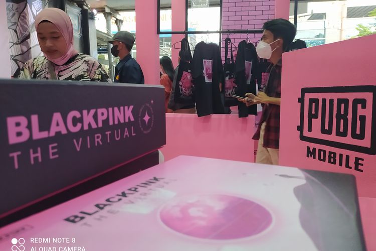 Salah satu sudut gerai PUBG Mobile Indonesia yang dipenuhi pengunjung saat perhelatan Citayam Fashion Week di kawasan Stasiun Kereta Api Commuter Line Sudirman, Jakarta Pusat, pada Sabtu (23/7/2022). 

Gerai kolaborasi PUBG Mobile dengan grup K-Pop Blackpink akan hadir sampai dengan Minggu (24/7/2022).

Berkolaborasi dengan grup K-Pop Blackpink, PUBG Mobile akan menggelar konser dalam game virtual pada pembaruan Versi 2.1 terbaru.