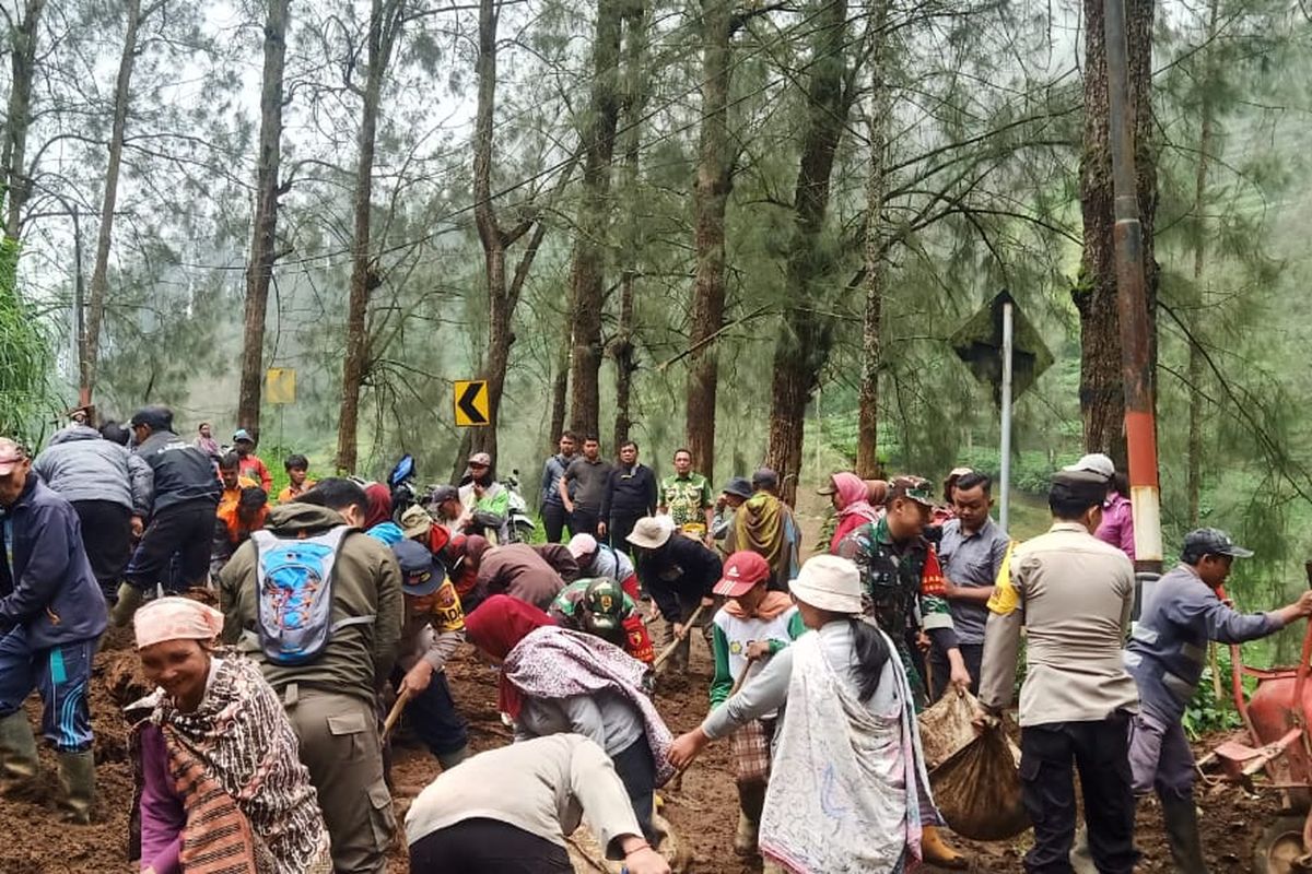 Warga bersama Muspika Tosari sedang melakukan pembersihan sisa longsor yang terjadi di akses menuju kawasan wisata Gunung Bromo di Desa Wonokitri, Kecamatan Tosari, Jawa Timur, Kamis (15/05/2025) 