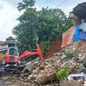 Aliran Kali Jantung Meluap dan Satu Rumah Nyaris Tertimbun Longsor di Depok