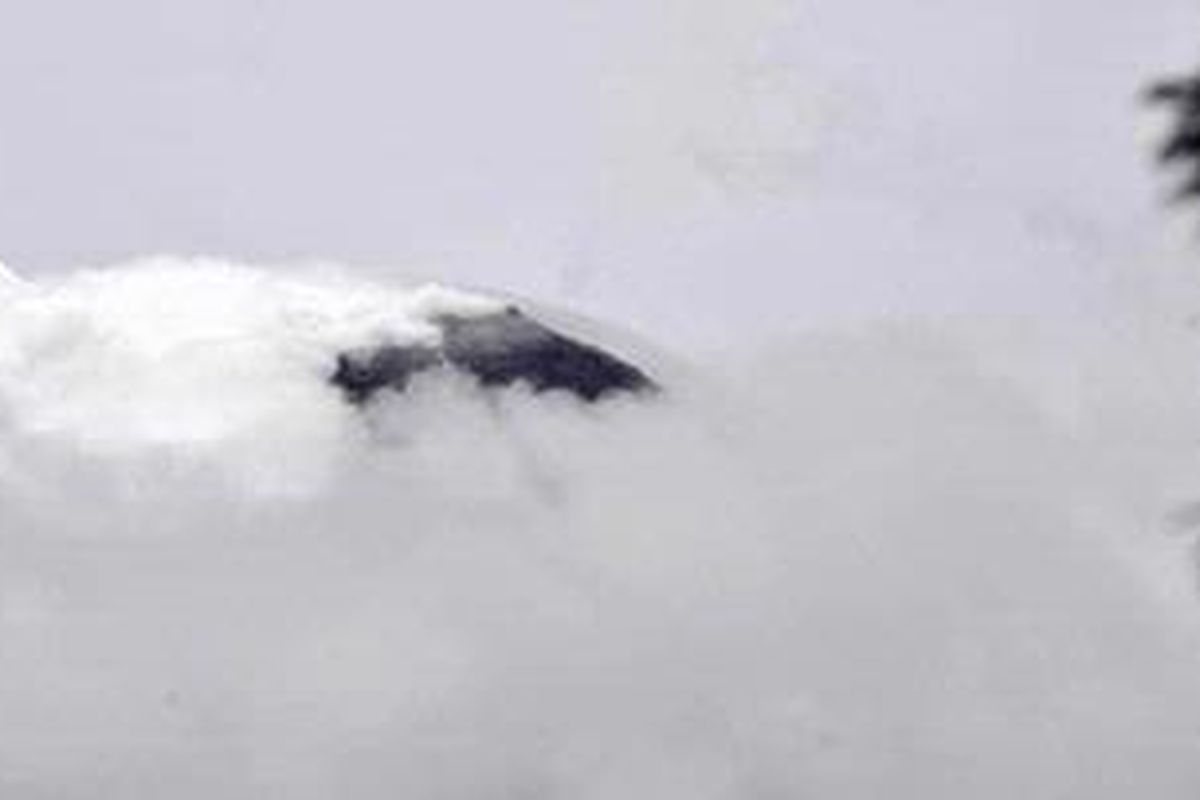 Puncak Gunung Merapi mengeluarkan asap solfatara yang terlihat jelas dari kawasan wisata Deles, Desa Sidorejo, Kecamatan Kemalang, Kabupaten Klaten, Jawa Tengah, Senin (25/10/2010). Pusat Vulkanologi dan Mitigasi Bencana Geologi (PVMBG) Badan Geologi menetapkan status Awas untuk Merapi setelah berdasarkan pemantauan kegempaan, deformasi, dan visual terjadi peningkatan aktivitas yang signifikan. 