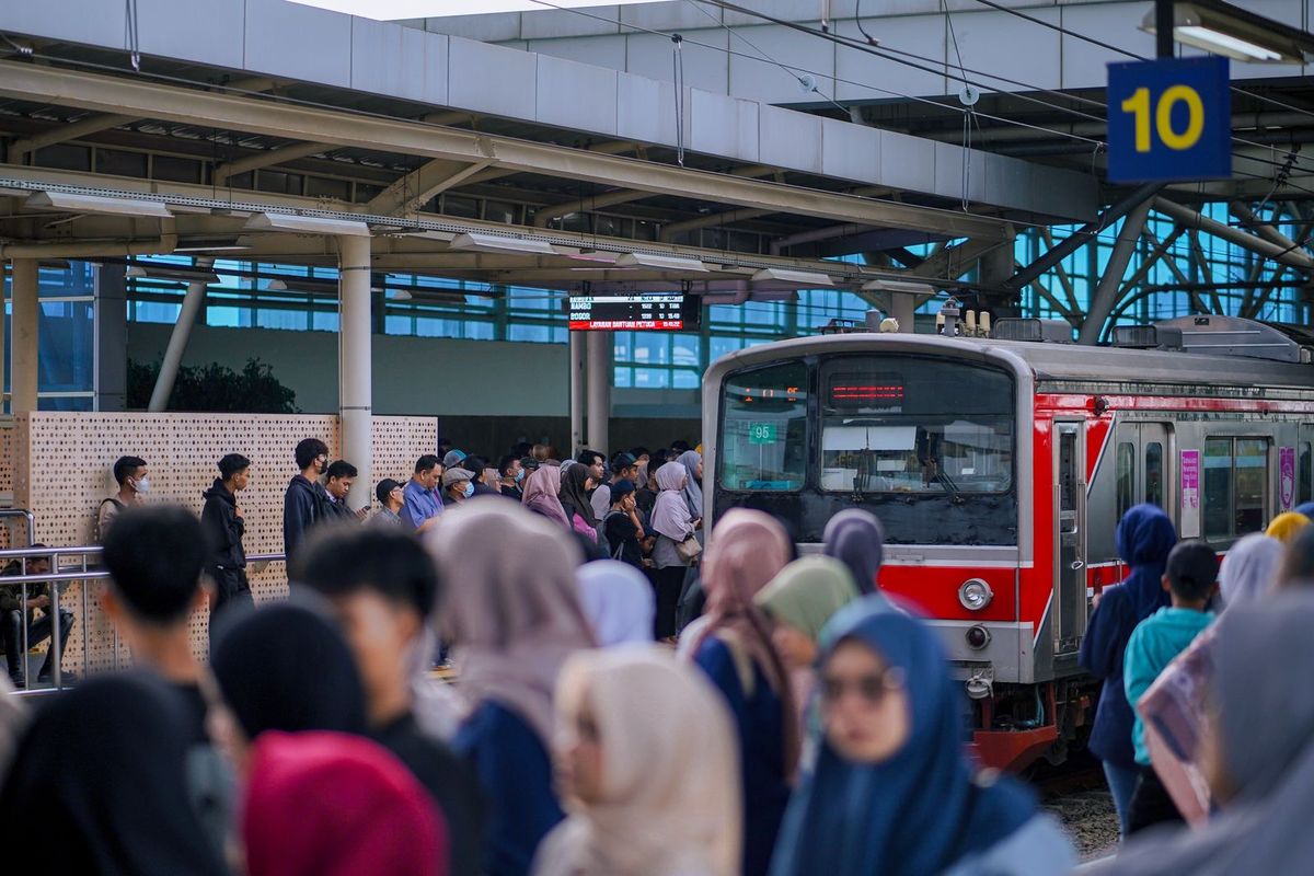 Ilustrasi penumpang menunggu KRL di salah satu Stasiun Jabodetabek.