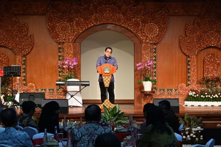 Sekretaris Jenderal (Sekjen) DPR RI Indra Iskandar dalam sambutannya saat Gala Dinner EVP 2024 di Gedung Kerta Sabha, Bali, Senin (12/2/2024). 