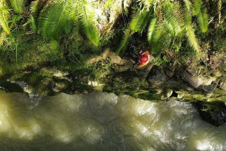 
Sungai Kombih di kawasan Kecamatan Sitellu Tali Urang Jehe (STTUJ) Kabupaten Pakpak Bharat, Sumatera Utara tempat mobil travel Aceh Barat jatuh cukup ekstrem, Selasa (14/12/2021). kondisi Sungai Kombih yang cukup ekstrem seperti berarus kencang, keruh dan berpalung ditambah jurang terjal seperti dinding tembok. 
